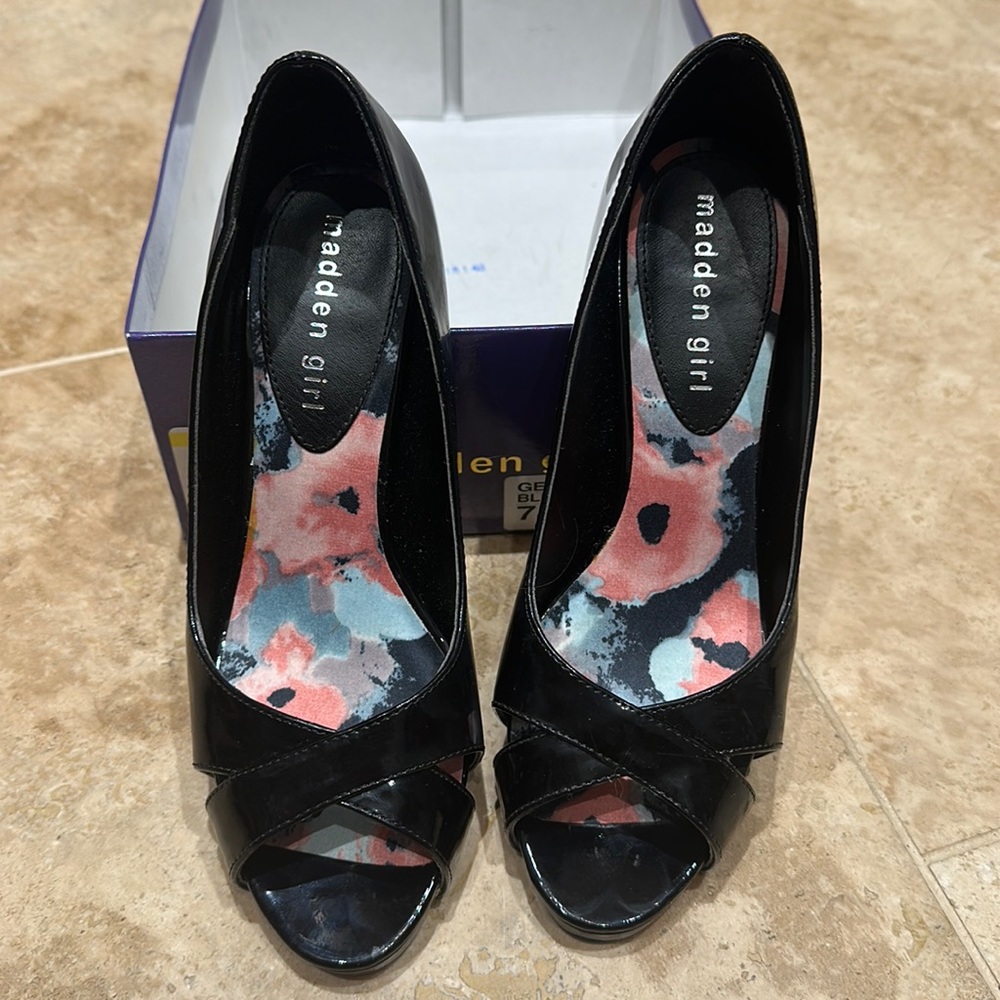 Madden Girl black patent heels open toe cross-cross straps. Closed heel. Sz 7M